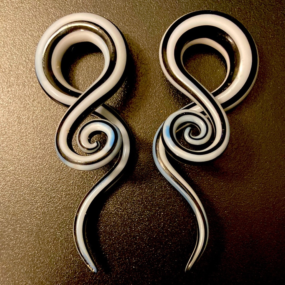 Spiral Taper 00 Gauge Hangars Black and White